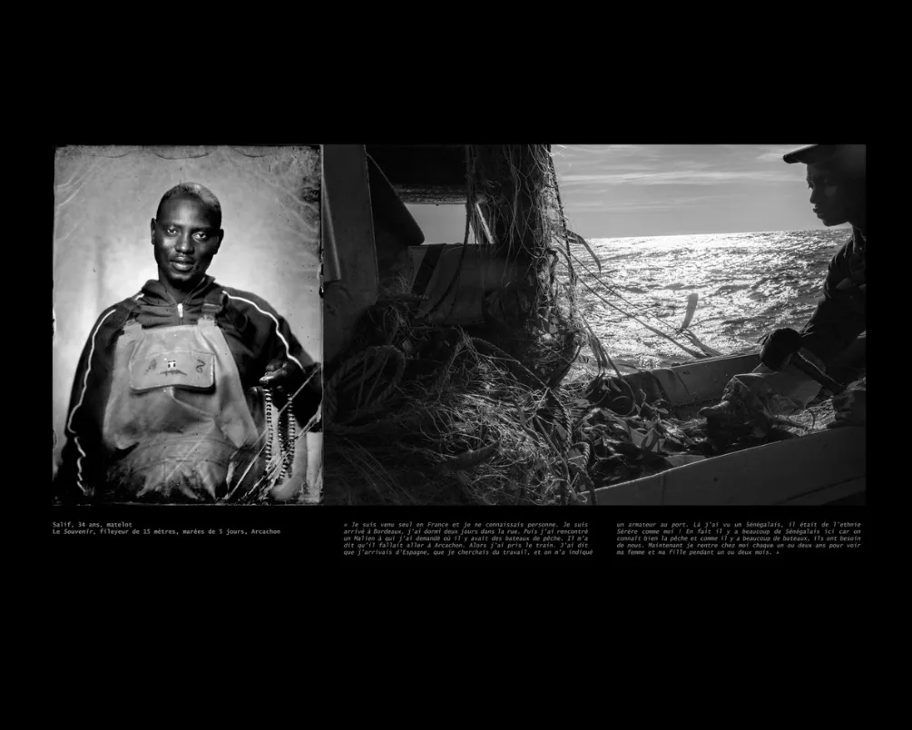 Diptyque en noir et blanc : portrait de Salif, matelot en ciré, et un marin penché sur des filets à bord d'un bateau en mer.