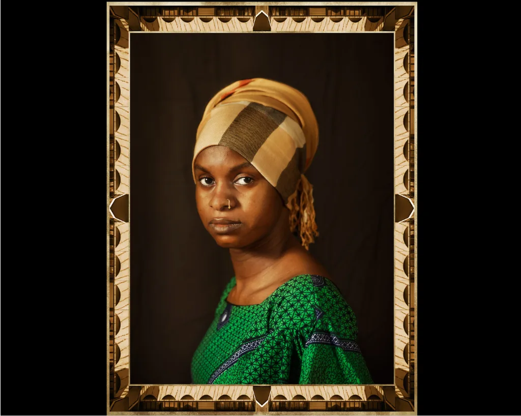 Portrait d'une jeune femme coiffée d'un foulard beige et brun, en robe verte, dans un cadre doré ornementé, par Camille Gharbi.