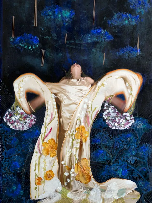 Une danseuse en robe de satin crème aux longues manches fleuries, tête renversée, sur un fond bleu nuit brodé, par Jennifer Dewavrin.