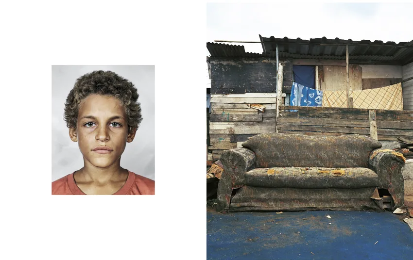 Diptyque de James Mollison : portrait d'un garçon aux cheveux bouclés, et le vieux canapé posé devant une cabane en planches où il dort.