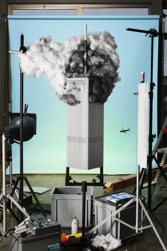 Maquette en studio d'une tour fumante et d'un avion miniature recréant l'image du 11 septembre 2001, par Cortis et Sonderegger.