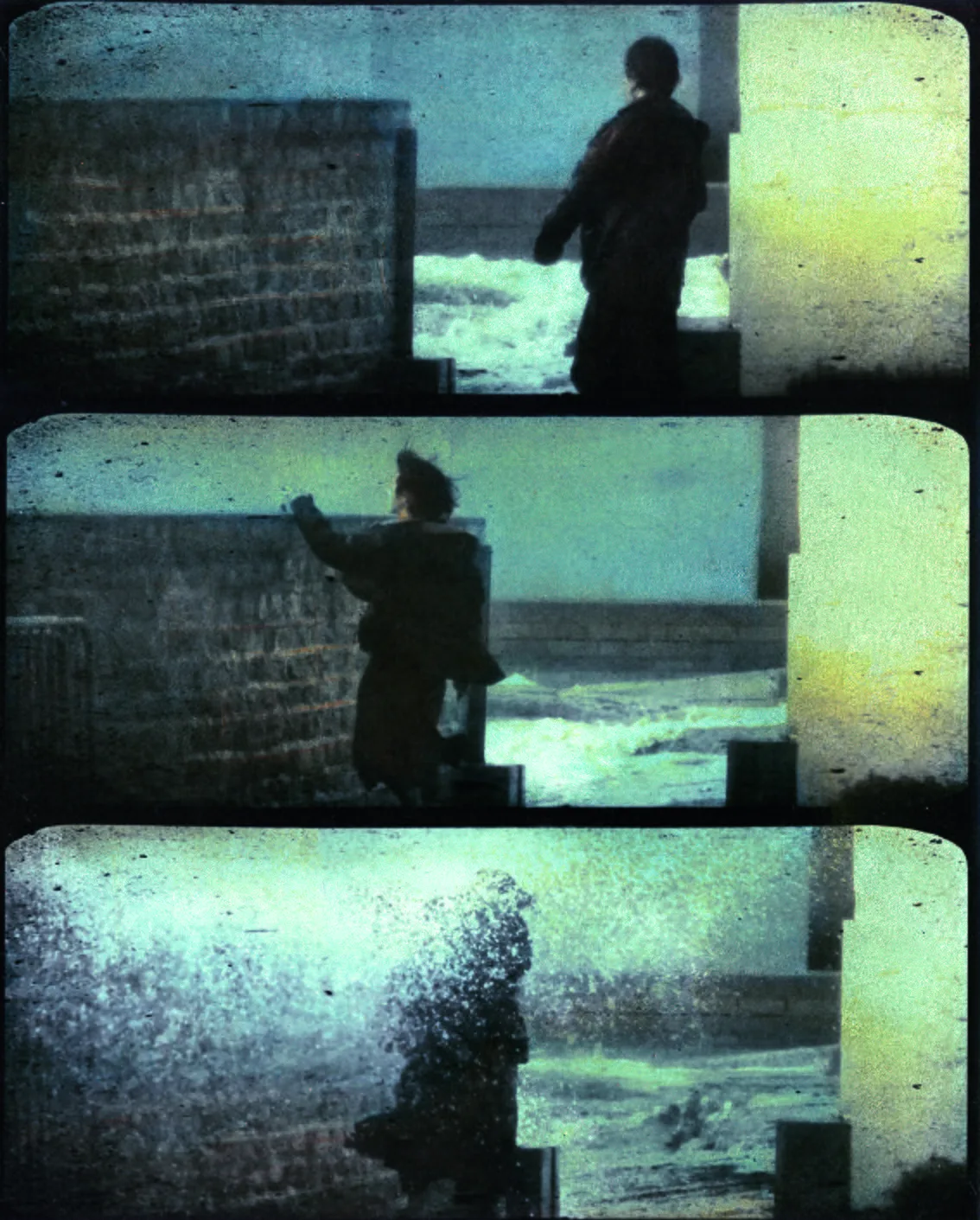 Trois images superposées : une silhouette sur une digue face à la mer agitée, puis engloutie par une gerbe d'écume, par Irène Jonas.