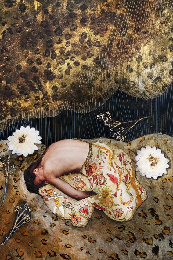 Une personne recroquevillée, le corps couvert d'un drapé peint de fleurs et de cœurs, sur un fond à motif léopard, par Jennifer Dewavrin.