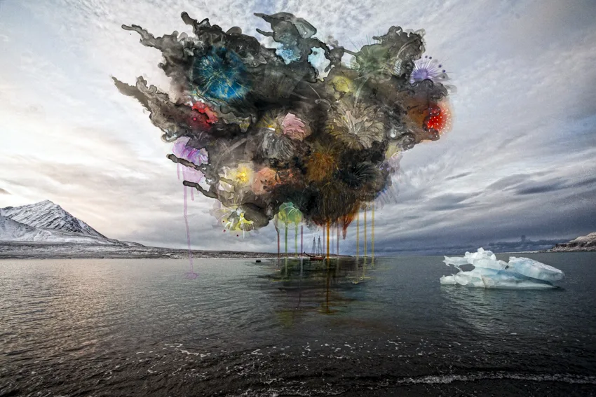 Paysage arctique avec un iceberg et une montagne enneigée, sous un nuage de peinture multicolore qui dégouline vers la mer.